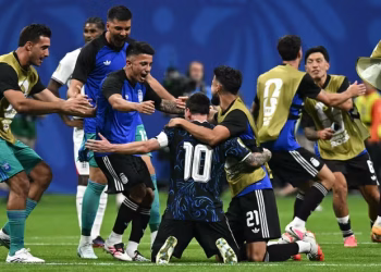 Argentina players celebrating after defeating England 2-1 in the 2026 FIFA World Cup semifinal.