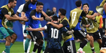 Argentina players celebrating after defeating England 2-1 in the 2026 FIFA World Cup semifinal.